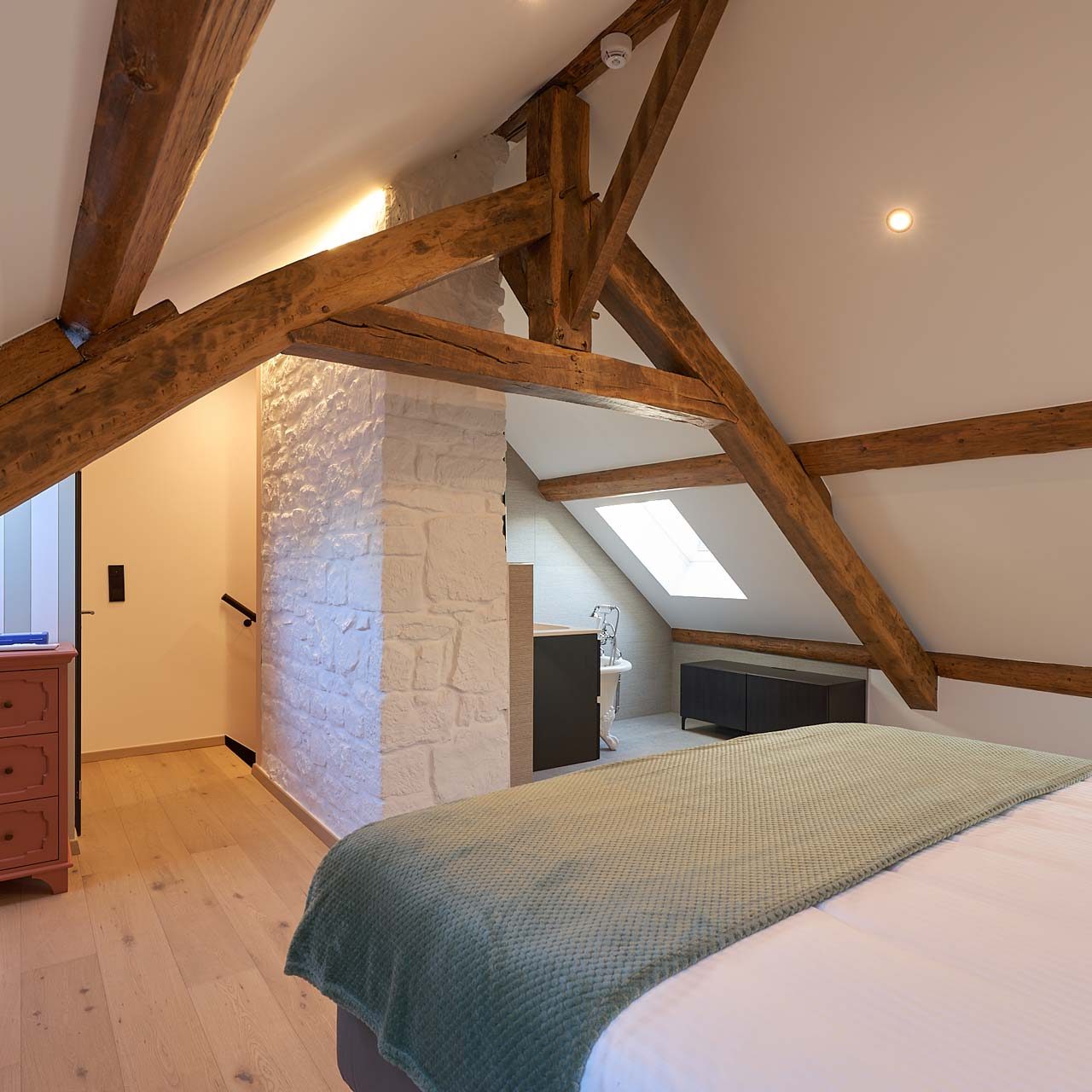 room-BASTACOSI-L1020558